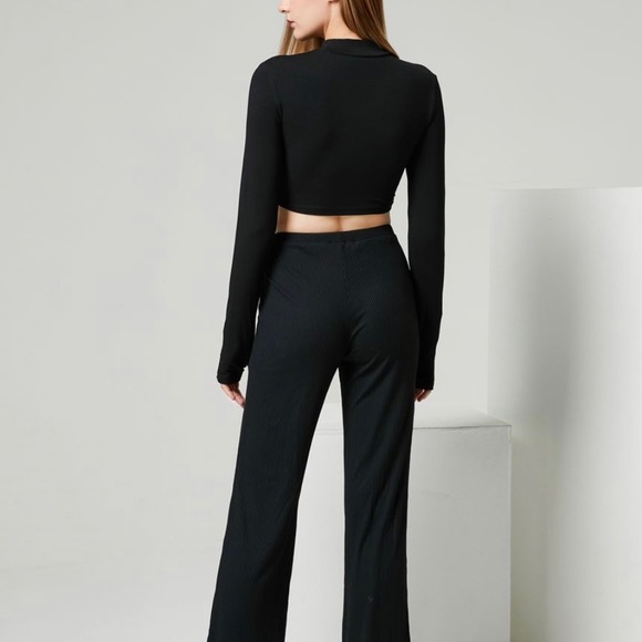 LONG SLEEVE MOCK NECK CROP TOP - Picture 4 of 15